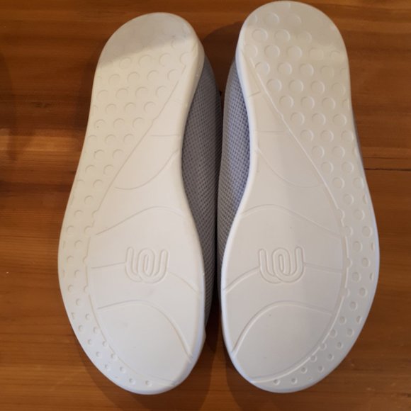 Mahabis Slip Ons - Like New!  - Size 7 -Grey and White - Picture 3 of 6